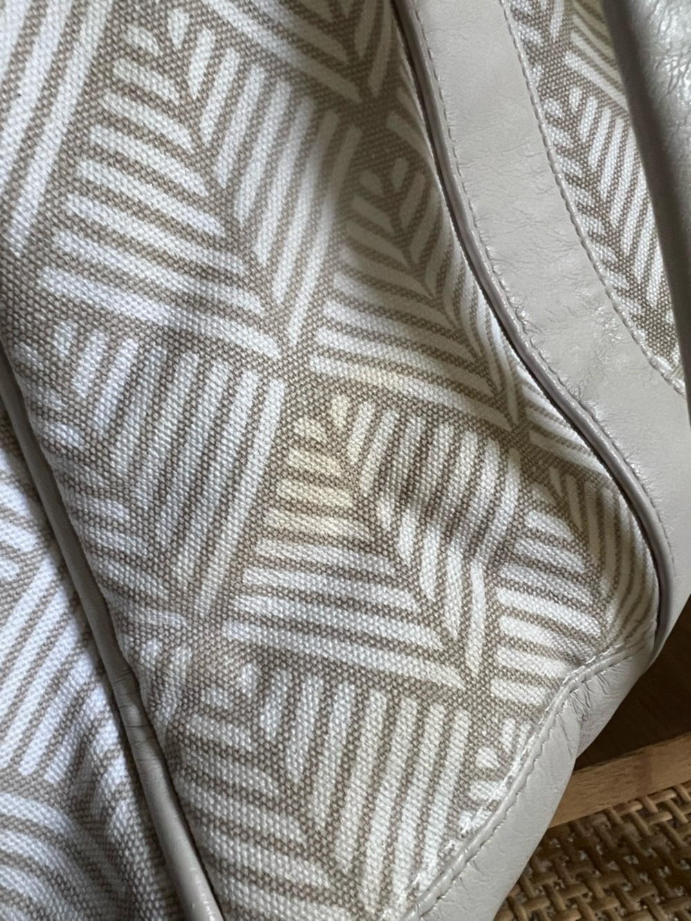 lululemon athletica Taupe and White Geometric Duffel - Picture 5 of 14